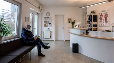 a small local clinic in Europe o mică clinică locală din Europa